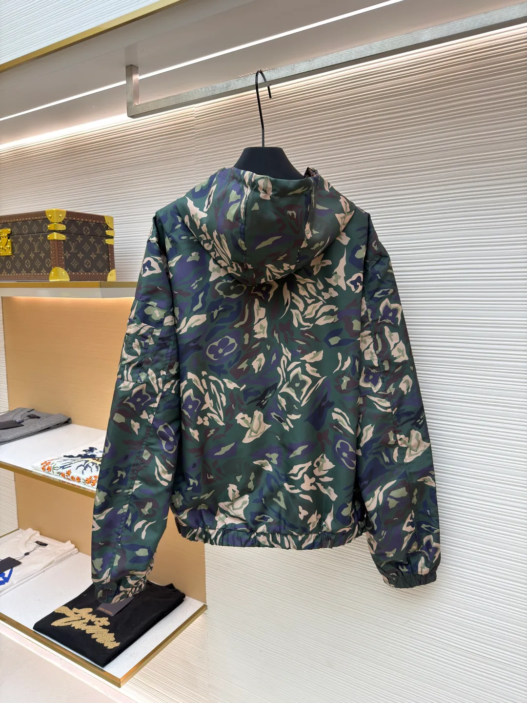 LOUIS VUITTON camouflage printed reversible hooded jacket ●Original version: 26800 purchase and development ●Item number: 1681223-B80 ●Fabric: nylon fabric ●Technology: printing production ●Color: camouflage ●Version: fitted version ●Weight: about 550 grams ●Size: 48-50-52-54 ●Description: This windproof jacket is made of lightweight nylon, 2025 The LV Camo pattern and full-frame Monogram jacquard from the autumn and winter show are decorated on both sides. Multiple pockets reflect functional considerations, and the elastic hood, hem and cuffs complete the overall look. 100% polyester fiber, custom-engraved logo hardware, front camouflage printing, presbyopia printing, reversible design. The overall wiring is straight and delicate, the fabric is comfortable and soft, and the color is consistent without color difference. It can be matched with the same style to create a fashionable look and control various occasions. Customized accessories, complete with three standards, same style for men and women!